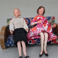 damedukker-lyshåret-lys-bluse-brun-nederdel-mørkhaeret-pink-roed-hvid-kjole-vintage-legetoej-dukkehuset